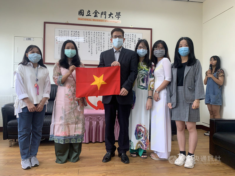 國立金門大學境外新生29日拜會校長陳建民(左3),感謝校方在入境、來金門報到等過程給予協助。境外學生並準備他們國家的國旗贈給金門大學留念,由陳建民代表接受。(國立金門大學提供)中央社 109年10月29日