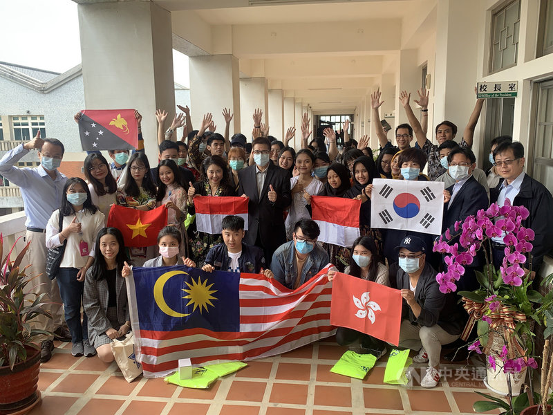國立金門大學今年境外生報到人數突破往年紀錄,境外新生29日拜會校長陳建民,感謝校方在入境、來金門報到等過程給予協助。(國立金門大學提供)中央社 109年10月29日