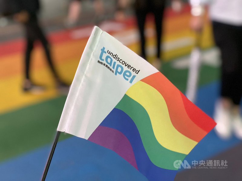台北市民政局表示,10月31日台灣同志遊行當天至民政局攤位走走,可領取台北版專屬彩虹旗,數量有限,發完為止。(台北市民政局提供)中央社記者李宛諭傳真 109年10月29日