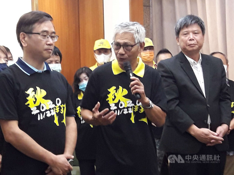 工運指標活動「秋鬥」預計11月22日上街頭,遊行總指揮林子文(前排中)與多個社運團體代表29日在立法院舉行記者會,呼籲民眾關注「秋鬥」三大主題「反毒豬、反雙標、反黨國」,包括食安訴求「撤回命令、重新談判、健康優先、不要毒豬」。中央社記者范正祥攝 109年10月29日