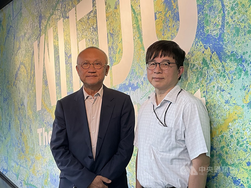 代工廠緯創旗下緯育公司布局線上學習服務,預計明年進軍東南亞市場。左起為緯創副董事長暨新事業總經理黃柏漙、緯育台灣區事業總經理劉德泰。中央社記者吳家豪攝 109年10月29日