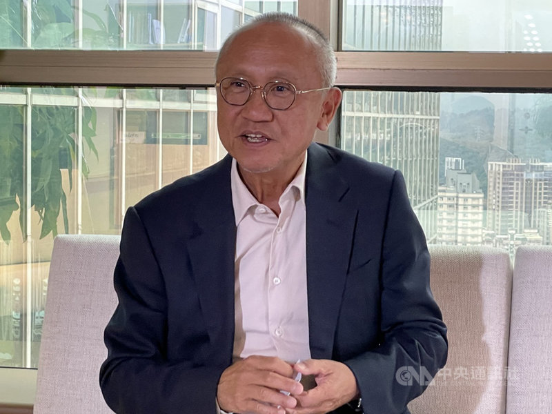 緯創副董事長暨新事業總經理黃柏漙29日接受媒體聯訪,分享新事業布局。他提到緯創開發的智慧咖啡機具備專利低溫萃取技術,只要3分鐘就能完成冷萃咖啡。中央社記者吳家豪攝 109年10月29日
