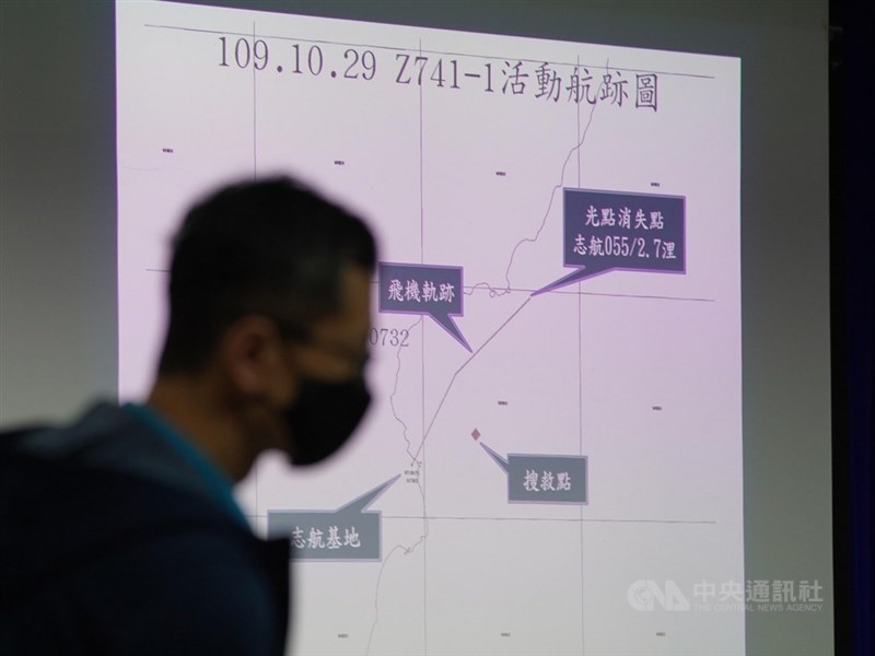 空軍第七聯隊一架F-5E戰機29日在台東外海失事,飛行員朱冠甍上尉殉職。國防部上午緊急召開記者會,以活動航跡圖說明失事位置及搜救情形。中央社記者徐肇昌攝 109年10月29日