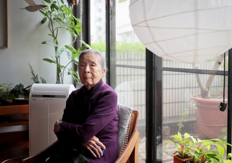 國家文藝獎建築類得主王秋華是台灣戰後第一批女建築師,95歲的她給了唸建築系的晚輩一個建議:建築最終不離人與環境之間的關係。中央社記者裴禛攝 109年10月29日