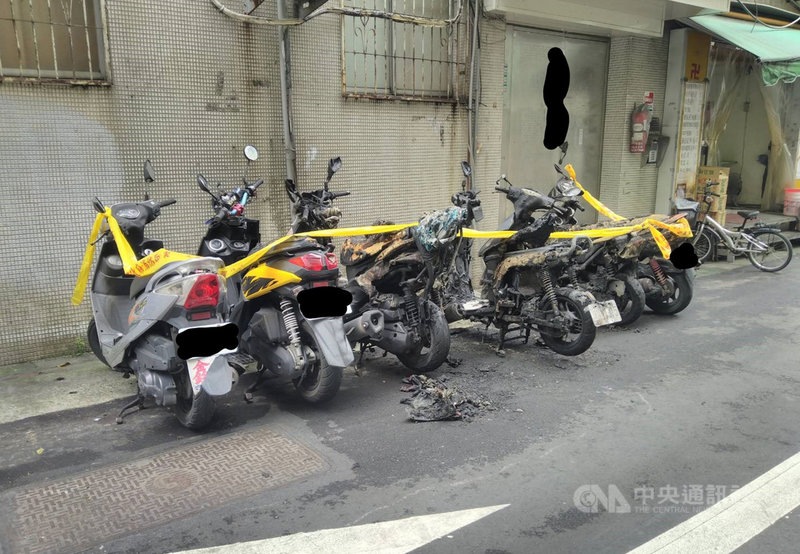 台北市復興南路2段附近巷弄民宅外29日清晨發生火警,造成停放在路旁的6輛機車嚴重受損,警消獲報後立即派員到場將火勢撲滅。(翻攝照片)中央社記者劉建邦傳真 109年10月29日