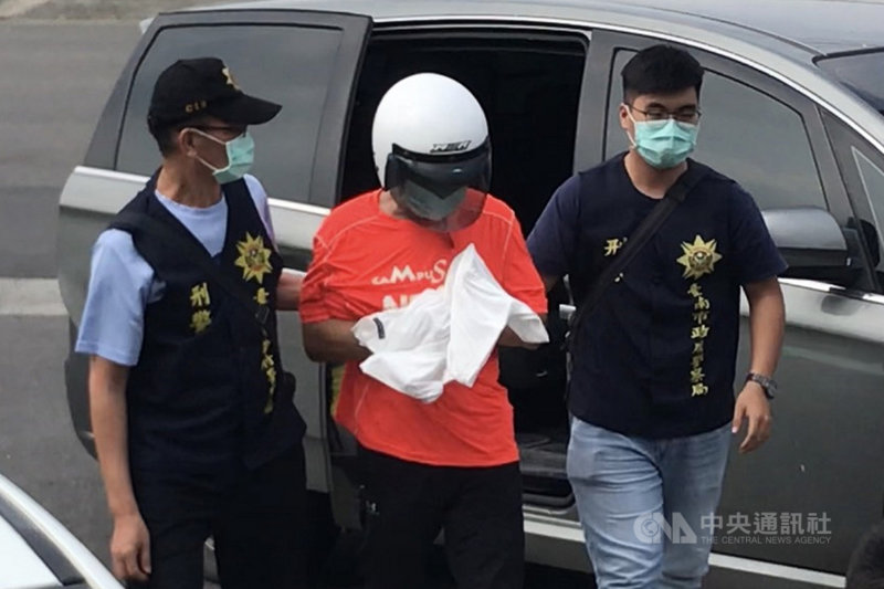 法務部明德外役監受刑人連三榮(中)8月間於監外作業時趁隙脫逃,在逃亡2個多月後,連三榮29日向警方投案,被帶回台南新化警分局接受偵訊。中央社記者楊思瑞攝 109年10月29日