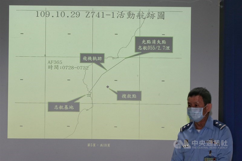 空軍第七聯隊一架F-5E戰機29日在台東外海失事,飛行員朱冠甍上尉殉職。空軍司令部參謀長黃志偉(圖)上午在國防部召開記者會公布失事戰機活動航跡。中央社記者徐肇昌攝 109年10月29日