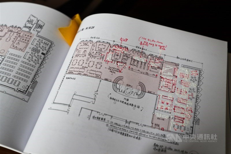 年事已高的國家文藝獎建築類得主王秋華,對於她在台灣設計的首間大學圖書館「中原大學張靜愚紀念圖書館」,30多年來總是不斷地變更設計。2014年、2017年,她都曾為中原大學圖書館做過2次設計變更,這並非建築上的變更,而是為了滿足使用者的需求而做的改變。中央社記者裴禛攝 109年10月29日