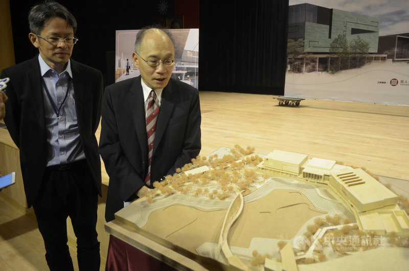 國立故宮博物院南部院區將於湖畔區興建新館,29日舉行說明會,故宮院長吳密察(右)表示,目前已進入細部設計階段,預計民國111年工程發包、115年底試營運。中央社記者蔡智明攝 109年10月29日