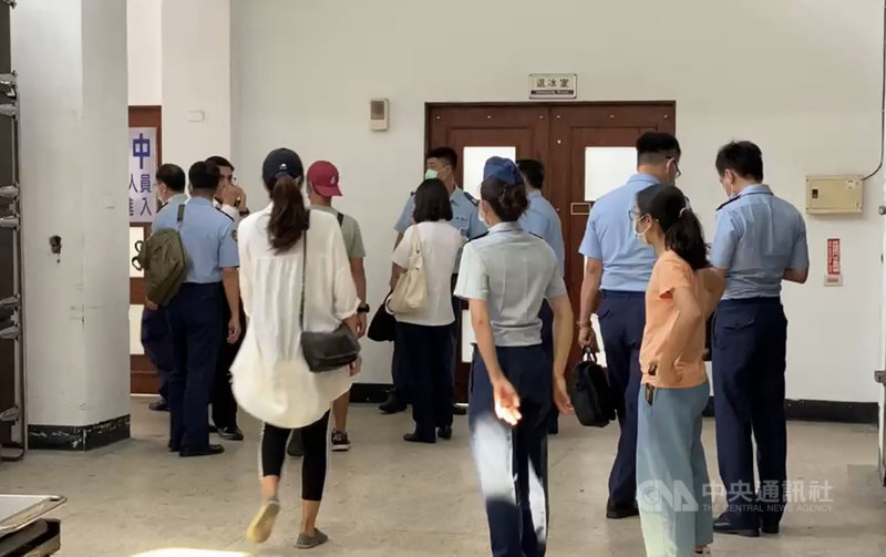 空軍一架F-5E戰機29日失事,飛官朱冠甍上尉跳傘後仍殉職,遺體已送往台東殯儀館,台東地檢署下午進行相驗,以釐清死因。中央社記者盧太城攝 109年10月29日