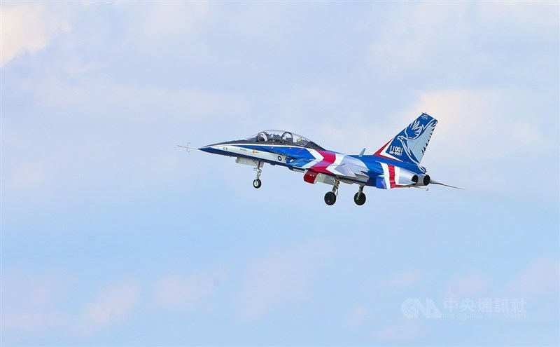 首架勇鷹新式高教機今年6月22日在台中清泉崗機場正式首飛,以紅白藍的飛機塗裝亮相,展現國防自主決心。(中央社檔案照片)