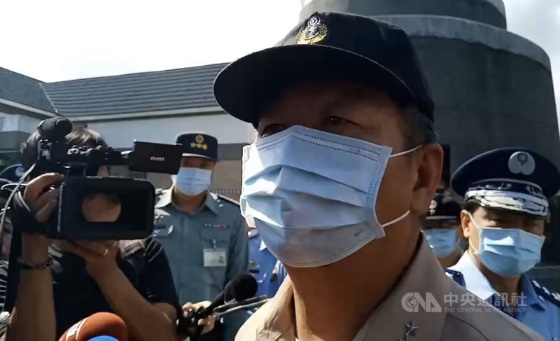 空軍一架F-5E戰機29日在台東海域墜機,飛官朱冠甍上尉殉職。參謀總長黃曙光(前右)29日到台東殯儀館上香,希望國人都能支持空軍、國軍,也希望不要再發生這樣的憾事。中央社記者盧太城攝 109年10月29日
