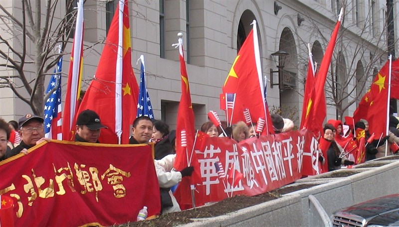 位於美國華府的中國和平統一促進會遭美國認定進行外宣與惡意影響,遭美國國務院列為外國代表機構。圖為2012年習近平訪美時華盛頓中國和統會列隊歡迎照。(圖取自中國和平統一促進會網頁www.zhongguotongcuhui.org.cn)