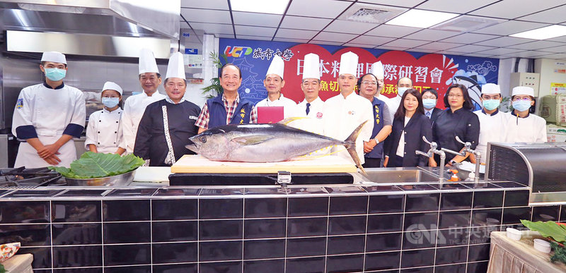 台北城市科技大學29日舉行日本料理國際研習會,邀五星級酒店主廚示範切割40公斤完整鮪魚。(城市科大提供)中央社記者許秩維傳真 109年10月29日