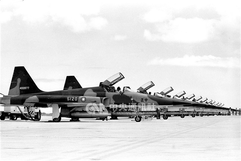 F-5E/F是我國第一種自行組裝生產的噴射戰鬥機,第1架於1974年出廠,命名為「中正號」。圖為1980年8月空軍六○六五附三部隊成為第一個完成F-5E型機種換裝的戰鬥部隊。(中央社檔案照片)