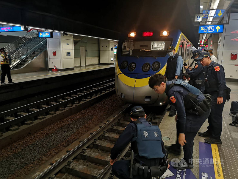 台鐵表示,30日1262次新竹開往基隆區間車晚間9時34分於松山站站內西正線第3股軌道,發生旅客侵入路線被進站列車撞及,1人受傷送醫。(台鐵提供)中央社記者汪淑芬傳真 109年10月30日