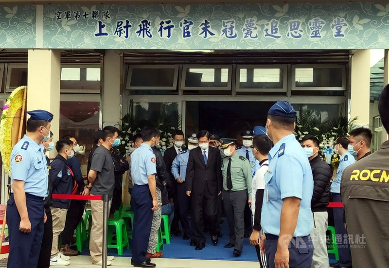 F-5E戰機失事造成飛官朱冠甍殉職,國防部長嚴德發(中)30日到靈堂致意並慰問家屬,承諾會從優撫卹。中央社記者盧太城台東攝 109年10月30日