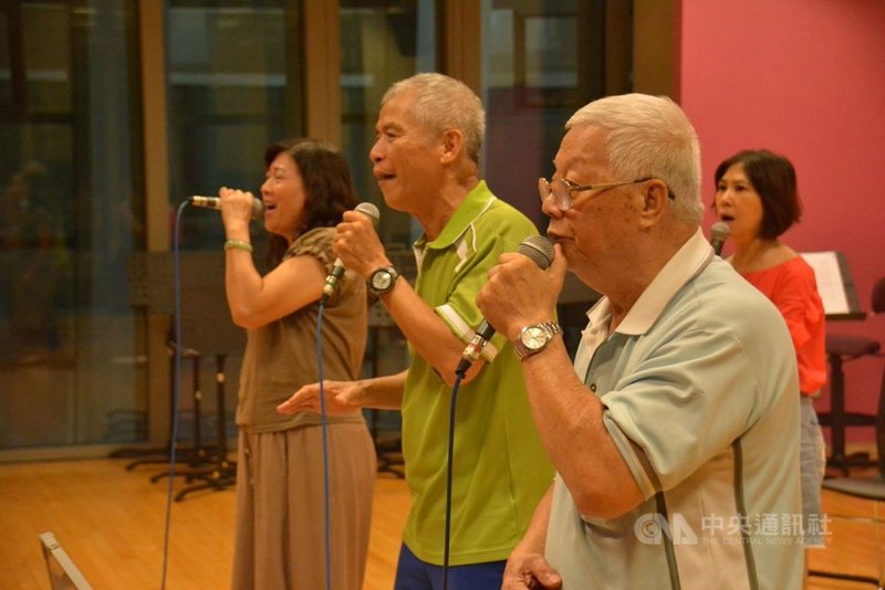 屏東縣政府培訓阿卡貝拉人聲樂團迄今邁入第10年,其中「超世紀」是國內唯一「二代同堂」人聲樂團,團員多是銀髮族組成,最高齡團員為78歲的陳明義(前右),至今仍努力練唱。(屏東縣政府提供)中央社記者郭芷瑄傳真 109年10月30日
