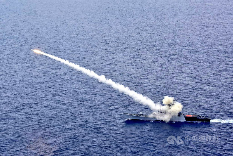 印度海軍飛彈巡邏艦「考拉」號30日在孟加拉灣試射反艦飛彈,以最大射程及最高精準度擊中靶艦。(印度海軍提供)中央社記者康世人新德里傳真 109年10月30日