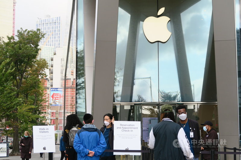 蘋果公司29日公布財報,上季營收與獲利優於市場預期,但iPhone事業營收銳減20%,蘋果盤後股價跌逾5%。圖為紐約布魯克林城區蘋果直營店19日景象。中央社記者尹俊傑紐約攝 109年10月30日