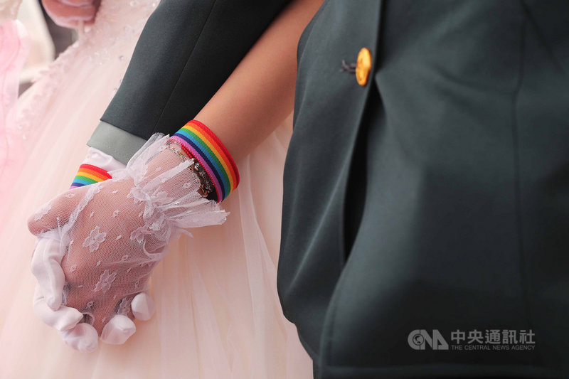 陸軍30日舉辦聯合婚禮,同婚官兵陳瑩宣(右)與妻子李沴稹(左)配戴彩虹手環,參與這項盛會。中央社記者游凱翔攝 109年10月30日