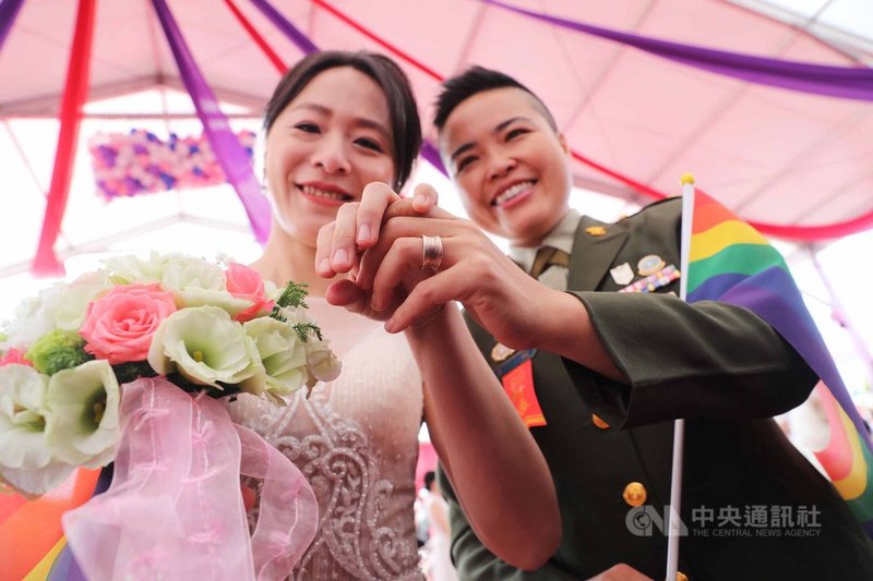 同婚的少校政戰官王翊(右)與妻子孟酉玫(左)30日參與陸軍舉辦的聯合婚禮,並秀出婚戒。中央社記者游凱翔攝 109年10月30日
