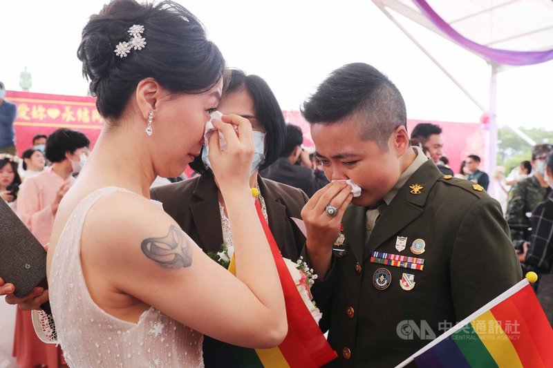同婚的少校政戰官王翊(右)與妻子孟酉玫(左)30日參與陸軍舉辦的聯合婚禮,對於軍方的進步,雙方感到感動。中央社記者游凱翔攝 109年10月30日