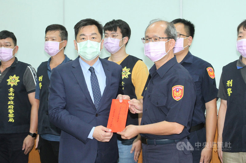 長榮大學外籍女學生遭殺害棄屍案偵破,內政部次長陳宗彥(前左)30日下午前往台南市歸仁警分局,慰勉辦案有功人員。中央社記者楊思瑞攝 109年10月30日