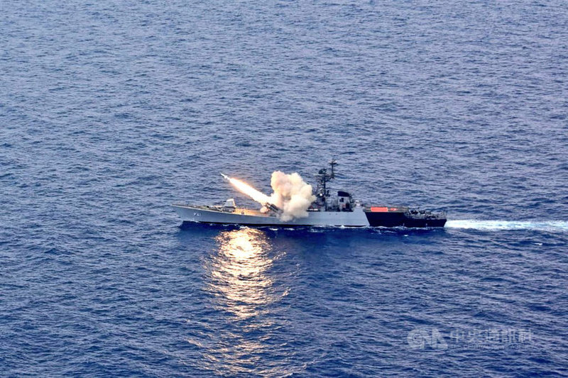 印度海軍飛彈巡邏艦「考拉」號30日在孟加拉灣試射反艦飛彈成功,意在向中國展示海上力量。(印度海軍提供)中央社記者康世人新德里傳真 109年10月30日