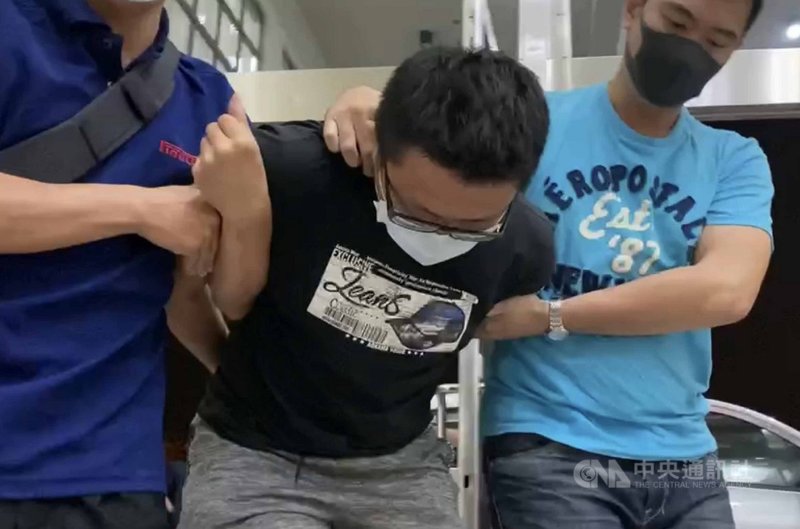 台南長榮大學外籍女大生遭勒斃棄屍高雄,涉案的梁姓男子(中)29日落網後坦承殺害鍾女並棄屍在高雄阿蓮區大崗山一處邊坡,警方將梁男帶回警局偵訊。(讀者提供)中央社記者楊思瑞台南傳真 109年10月30日