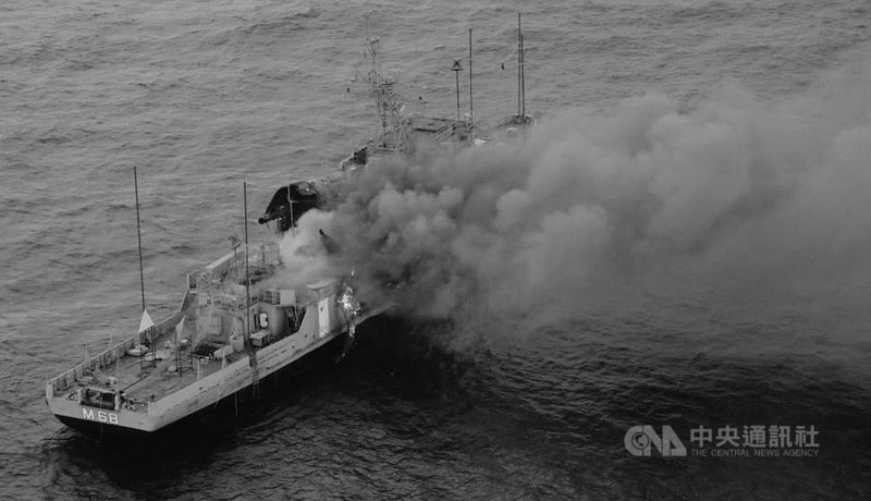 印度海軍飛彈巡邏艦「考拉」號30日試射反艦飛彈,飛彈擊中靶艦,靶艦起火燃燒。(印度海軍提供)中央社記者康世人新德里傳真 109年10月30日