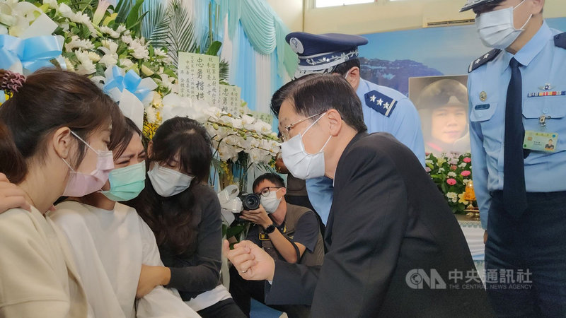 國防部長嚴德發(前右2)30日上午前往台東殯儀館慰問殉職空軍飛官朱冠甍家屬,朱冠甍妻子(左2)泣不成聲。中央社記者盧太城攝 109年10月30日