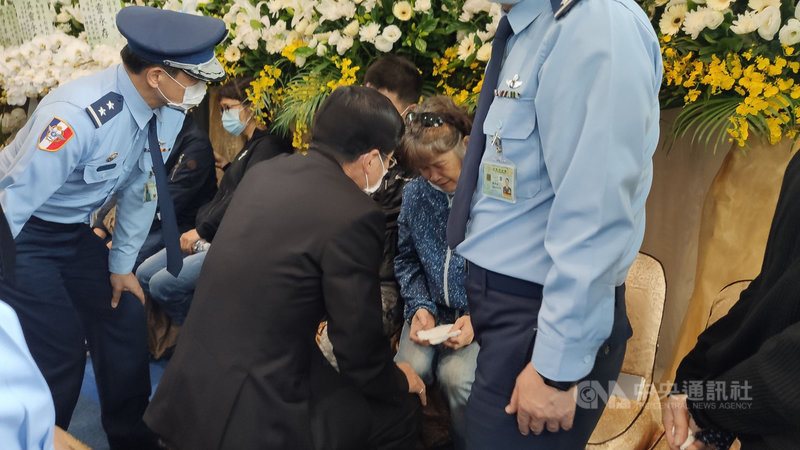 國防部長嚴德發30日上午前往台東殯儀館慰問殉職空軍飛官朱冠甍家屬,朱冠甍父母激動落淚。中央社記者盧太城攝 109年10月30日