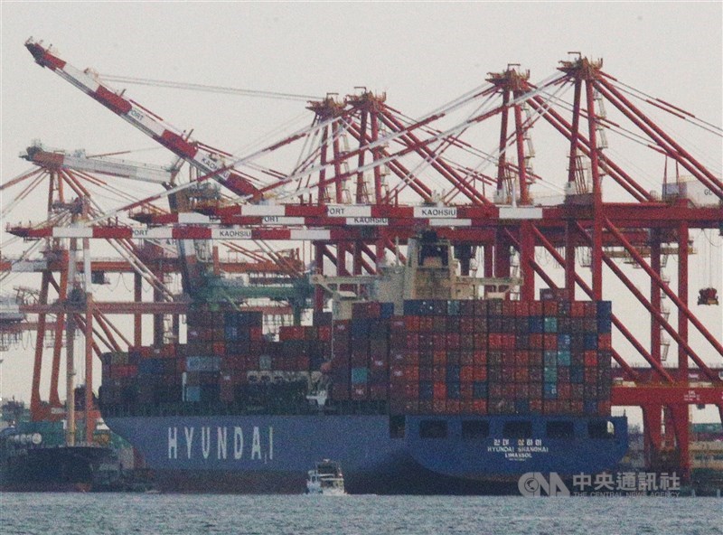 主計總處預估台灣2020年經濟成長率2.54%,專家指出,台灣出口、投資與消費三大力道站穩,2021年經濟成長率3.83%有望達標。(中央社檔案照片)