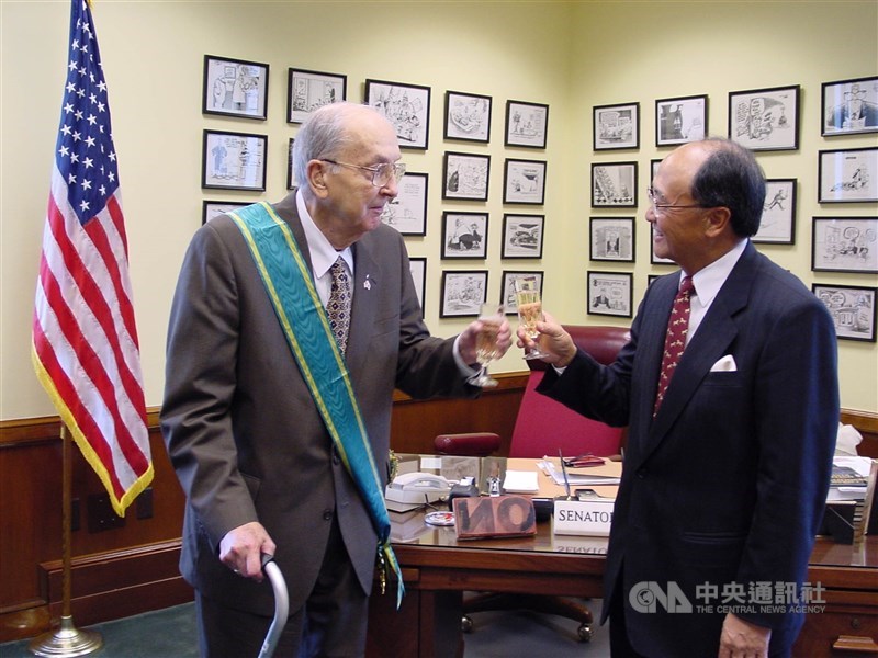 友台參議員赫姆斯擔任參議員長達30年,曾參與制定「台灣關係法」,也提出法案呼籲美方加強對台軍售。圖為2002年10月24日時任中華民國駐美代表程建人(右)代表總統陳水扁頒贈大綬卿雲勳章給赫姆斯(左)。(中央社檔案照片)