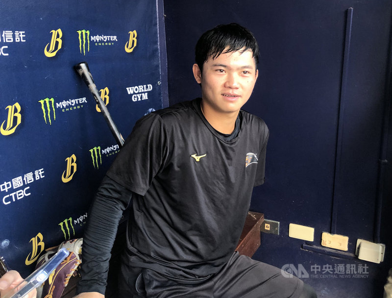 中職7戰4勝制總冠軍賽31日將在台中洲際球場開打,統一獅隊首度打總冠軍賽的20歲小將林靖凱打第9棒、守二壘。中央社記者謝靜雯攝 109年10月31日