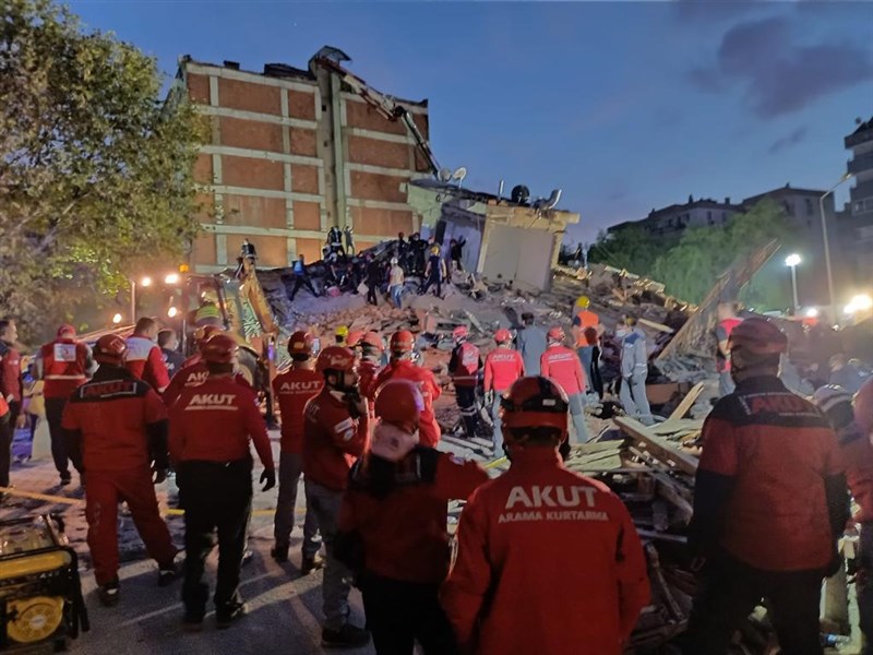 愛琴海地區30日發生規模7.0強震後,伊斯坦堡志工團體「搜救協會」(AKUT)在伊茲米爾省政府協調中心倒塌建物執行任務。(AKUT提供)中央社記者何宏儒安卡拉傳真 109年10月31日