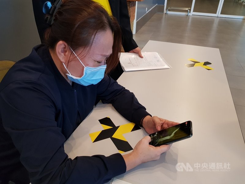 鍾女母親在社交網路上看到女兒同學直播女兒的追思活動,不禁悲從中來。中央社記者孫天美攝109年10月31日