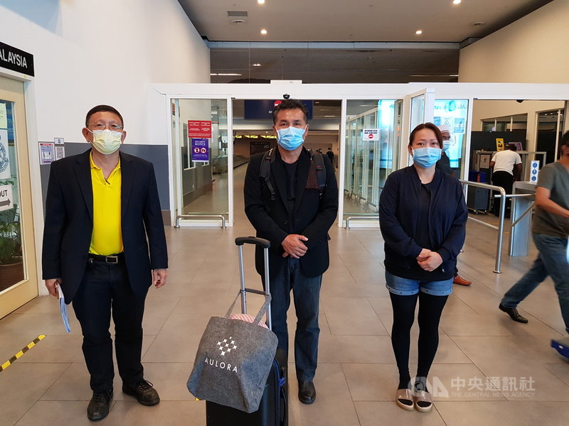 鍾姓女生父母從砂拉越古晉國際機場飛抵吉隆坡第二國際機場,大馬留台校友會聯合總會署理會長洪進興(左一)前往接機協助辦理赴台事宜。中央社記者孫天美攝109年10月31日