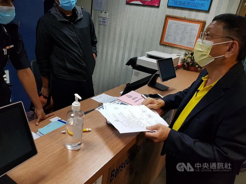 大馬吉隆坡目前因為疫情關係實施有條件行動管制令,不能隨意跨州或跨縣市,因此出入國際機場都需要強而有力的理由,才能獲得警察頒發通行證。中央社記者孫天美攝 109年10月31日