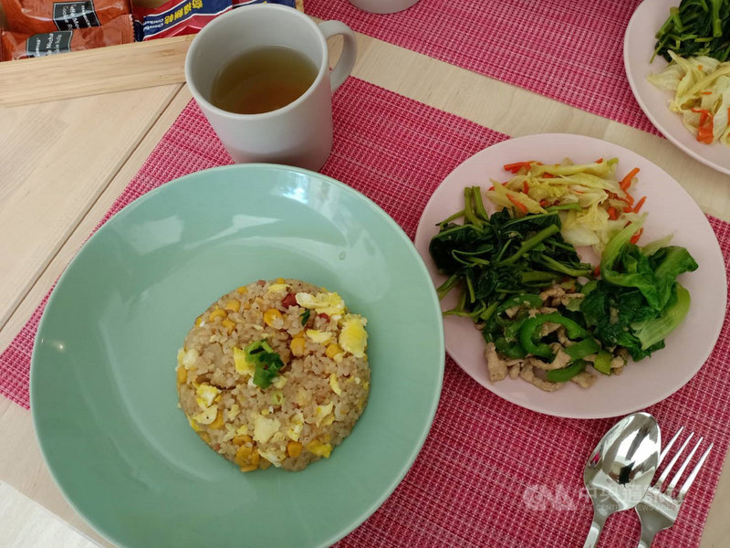 金門縣智善樂活服務協會設立的慢活共融館試營運中,提供限量輕食,幫助輕中度身心障礙人士,希望透過餐飲服務與社區共融,館內餐點也不輸坊間,且有捐款收據可報稅。中央社記者黃慧敏攝 109年10月31日