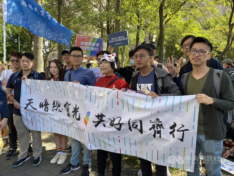 國民黨青年團31日頂著黨內反彈的壓力,帶領多位黨內青年參加同志遊行,國民黨立委葉毓蘭帶著錆兔面具共襄盛舉,力挺黨內年輕人。中央社記者劉冠廷攝 109年10月31日