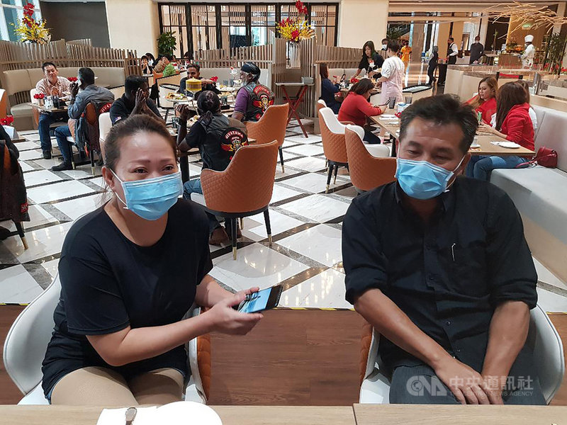 鍾父和鍾母透過手機和台馬兩地相關單位聯繫,以處理女兒身後事。中央社記者孫天美巴生攝 109年10月31日