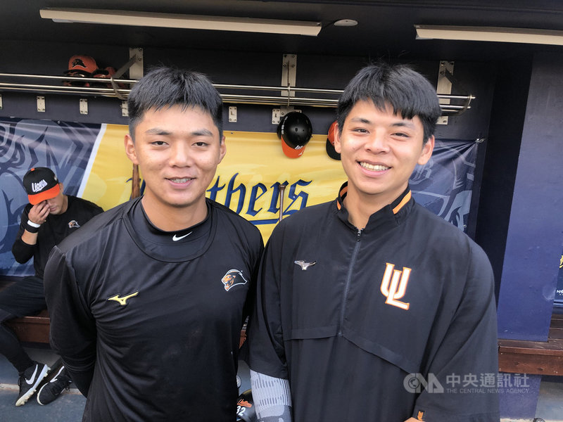 中職統一獅隊雙胞胎兄弟檔陳重羽(右)、陳重廷(前左)今年都被帶入台灣大賽名單,為中職史上台灣大賽首見。中央社記者謝靜雯攝 109年10月31日