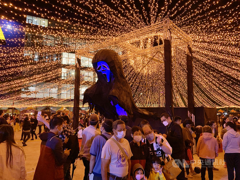 響應西洋萬聖節氛圍,桃園市政府觀光旅遊局今年特別在桃園高鐵站前廣場舉辦2020桃園萬聖城活動,31日起至11月8日熱鬧登場,設計8座大型裝置藝術,等待民眾前來探險。中央社記者葉臻攝 109年10月31日