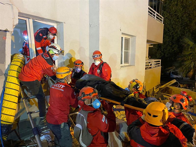 愛琴海地區30日發生規模7.0強震。曾參與921搜救任務的伊斯坦堡志工團體「搜救協會」(AKUT) 31日清晨在重災區伊茲米爾執行任務。(AKUT提供)中央社記者何宏儒安卡拉傳真 109年10月31日