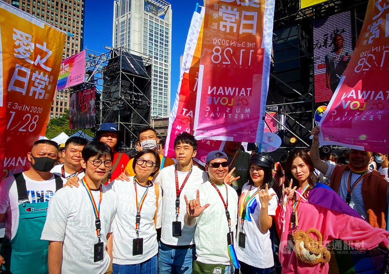 第18屆台灣同志遊行31日下午在台北熱鬧登場,音樂人陳建騏(前左起)、黃韻玲、光良、郭蘅祈(郭子)、戴愛玲組成「愛之日常彩虹隊」現身相挺。(愛之日常音樂節提供)中央社記者王心妤傳真 109年10月31日
