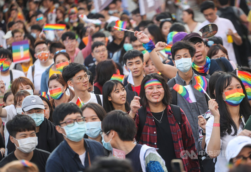 一年一度的台灣同志遊行31日在台北市政府前廣場登場,呼應遊行邁入第18屆,今年主題為「成人之美」,希望強調性多樣社群(LGBTIQA+)不只是需要「被看見」,而是應該被真正的理解與尊重,讓每個人都是最美的存在。主辦單位表示,今年約有13萬人走上街頭相挺。中央社記者裴禛攝 109年10月31日