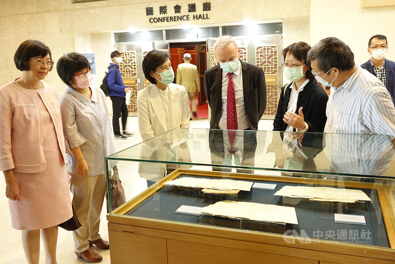 國家圖書館31日舉辦「澄定堂古籍與手稿座談會暨手稿捐贈儀式」,前文化部長鄭麗君(前左3)、法國在台協會主任公孫孟(前左4)出席見證,並參觀場外展覽。(國圖提供)中央社記者陳至中傳真 109年10月31日