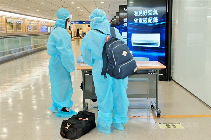 中央流行疫情指揮中心研擬開放「經濟泡泡」,讓具特定身分入境民眾免隔離,衛福部長陳時中31日則說,須符合來台必要性、動線分離等兩條件。圖為桃園機場。(中央社檔案照片)